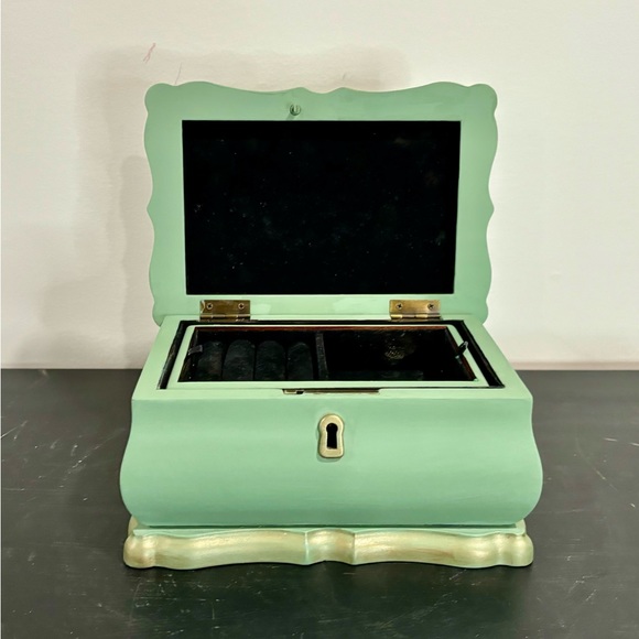 Light Green and Gold Painted Vintage Bombay Brand Jewelry Box - Picture 4 of 10